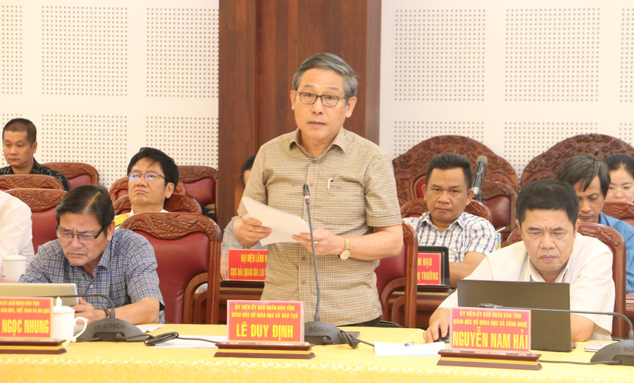 Giám đốc Sở Giáo dục và Đào tạo Lê Duy Định tham gia ý kiến tại hội nghị. Ảnh: Quang Tấn Giám đốc Sở Giáo dục và Đào tạo Lê Duy Định tham gia ý kiến tại hội nghị. Ảnh: Quang Tấn