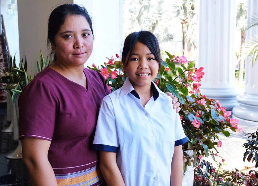 Mặc dù đã có 3 đứa con gái nhưng chị A Nhét vẫn quyết định nhận nuôi A Uốn khi cha mẹ em lần lượt qua đời do bạo bệnh. Ảnh: Minh Châu Mặc dù đã có 3 đứa con gái nhưng chị A Nhét vẫn quyết định nhận nuôi A Uốn khi cha mẹ em lần lượt qua đời do bạo bệnh. Ảnh: Minh Châu