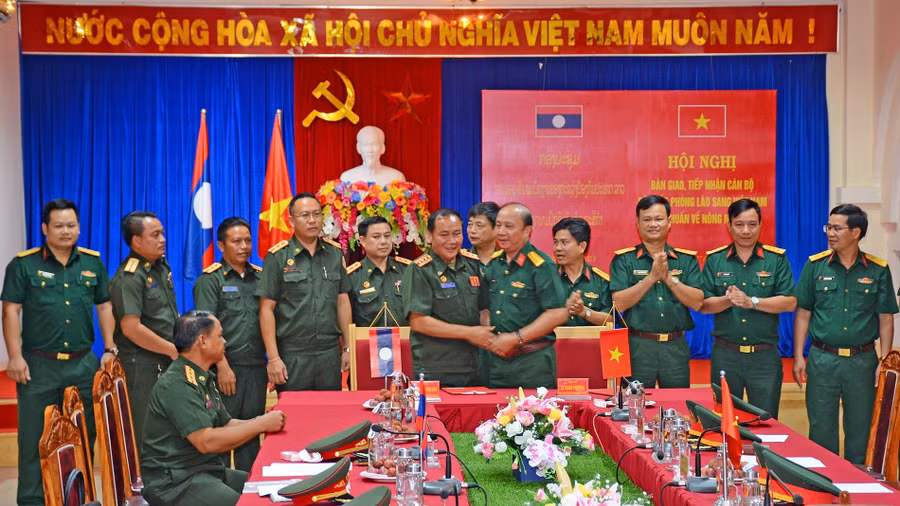 Hai bên ký biên bản bàn giao, tiếp nhận cán bộ của Bộ Quốc phòng Lào sang Việt Nam tập huấn kiến thức nông nghiệp. Ảnh: Sơn Tùng