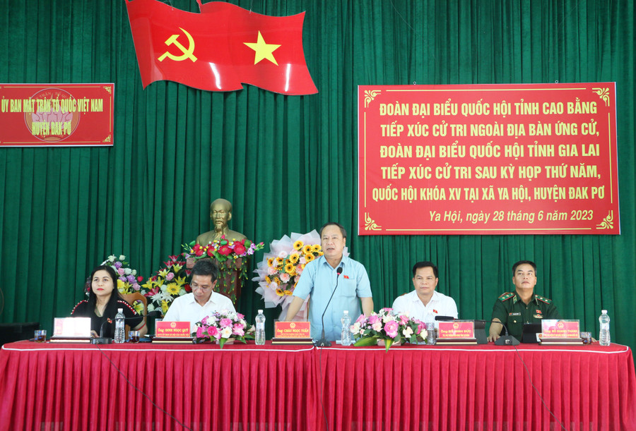 Phó Bí thư Thường trực Tỉnh ủy, Trưởng đoàn đại biểu Quốc hội tỉnh Gia Lai Châu Ngọc Tuấn phát biểu tại buổi tiếp xúc cử tri xã Ya Hội, huyện Đak Pơ. Ảnh: Quang Tấn