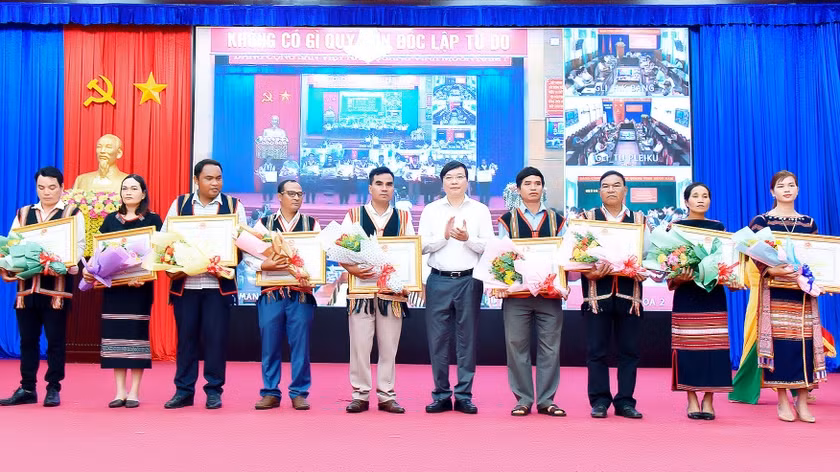 Chủ tịch UBND tỉnh Trương Hải Long tặng bằng khen cho đại diện các tập thể có thành tích xuất sắc về xây dựng làng NTM trong đồng bào dân tộc thiểu số từ năm 2018 đến 2022. Ảnh: Đ.T