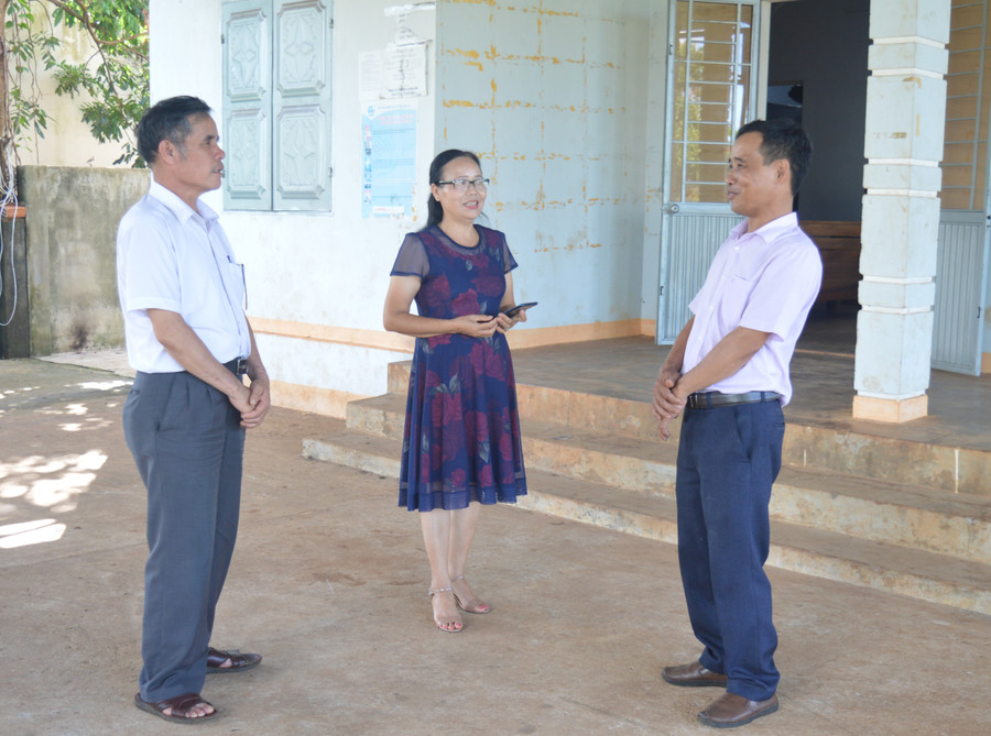 Đại diện cấp ủy chi bộ tổ dân phố 7 (thị trấn Ia Kha) trao đổi tình hình với Phó Trưởng ban Tổ chức Huyện ủy Ia Grai (bìa phải). Ảnh: Phương Dung Đại diện cấp ủy chi bộ tổ dân phố 7 (thị trấn Ia Kha) trao đổi tình hình với Phó Trưởng ban Tổ chức Huyện ủy Ia Grai (bìa phải). Ảnh: Phương Dung