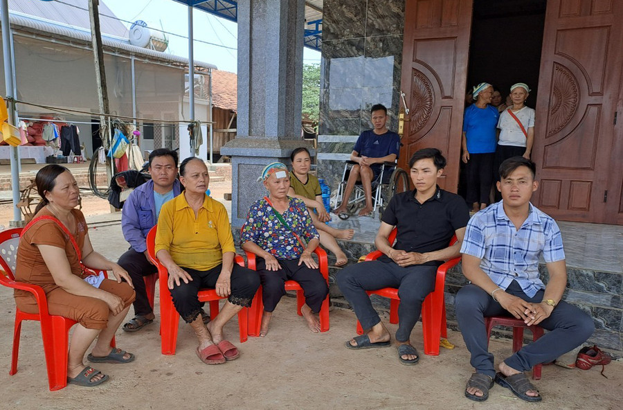 Người dân thôn Đoàn Kết (xã Ia Piơr, huyện Chư Prông) buồn rầu vì đã mấy tháng liên tục phải chịu đựng mùi hôi thối từ các dự án chăn nuôi heo trên địa bàn. Ảnh: Hồng Thương Người dân thôn Đoàn Kết (xã Ia Piơr, huyện Chư Prông) buồn rầu vì đã mấy tháng liên tục phải chịu đựng mùi hôi thối từ các dự án chăn nuôi heo trên địa bàn. Ảnh: Hồng Thương