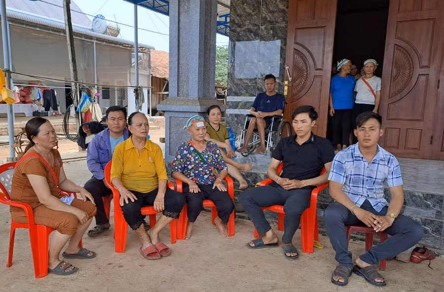 Người dân thôn Đoàn Kết (xã Ia Piơr, huyện Chư Prông) buồn rầu vì đã mấy tháng liên tục phải chịu đựng mùi hôi thối từ các dự án chăn nuôi heo trên địa bàn. Ảnh: Hồng Thương