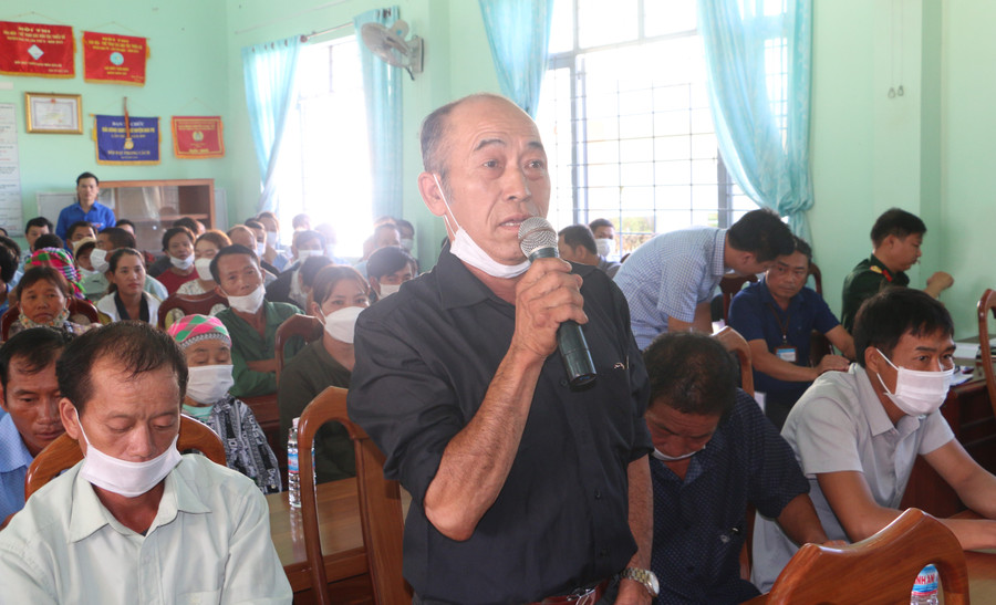 Cử tri La Văn Báo (làng Mông, xã Ya Hội) phấn khởi khi được Đoàn đại biểu Quốc hội tỉnh Cao Bằng vào tiếp xúc cử tri với bà con người Cao Bằng trên đất Gia Lai. Ảnh: Quang Tấn