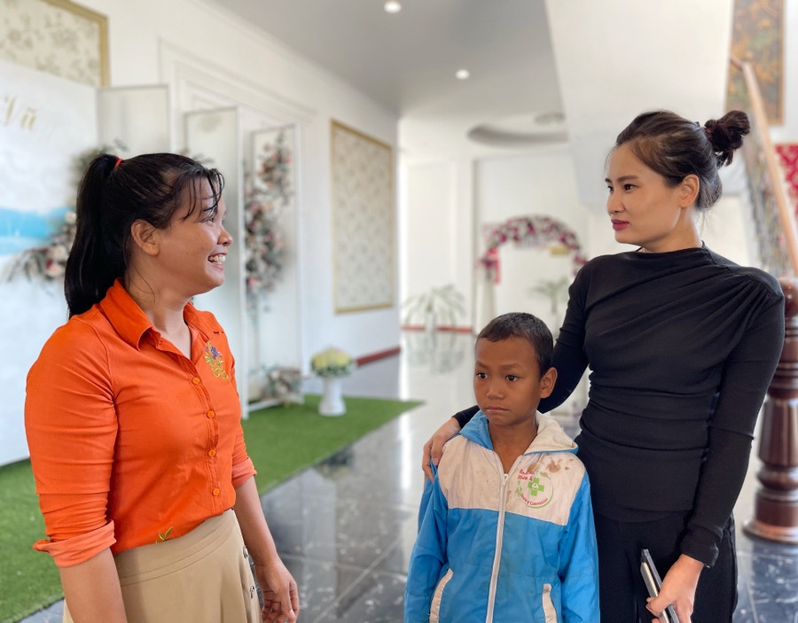 Từ sự kết nối của Hội LHPN xã Chư A Thai (huyện Phú Thiện), nữ kiến trúc sư Hoàng Như Yến (bìa phải) nhận đỡ đầu 3 trẻ mồ côi của huyện đến năm các em 18 tuổi. Ảnh: Minh Châu Từ sự kết nối của Hội LHPN xã Chư A Thai (huyện Phú Thiện), nữ kiến trúc sư Hoàng Như Yến (bìa phải) nhận đỡ đầu 3 trẻ mồ côi của huyện đến năm các em 18 tuổi. Ảnh: Minh Châu