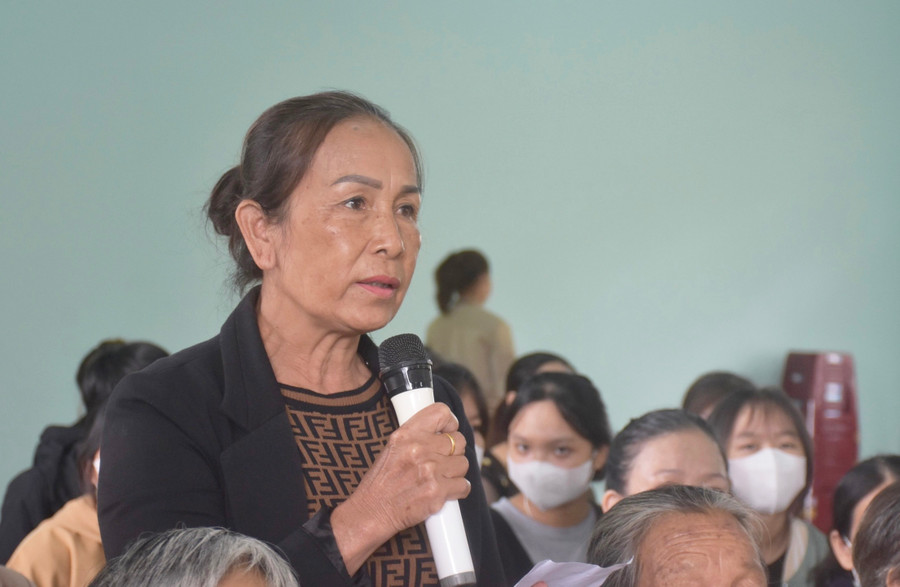 Bà Nguyễn Thị Lan (cử tri thôn 3, xã Nam Yang, huyện Đak Đoa) kiến nghị về những bất cập trong công tác cấp giấy chứng nhận quyền sử dụng đất. Ảnh: Trần Dung