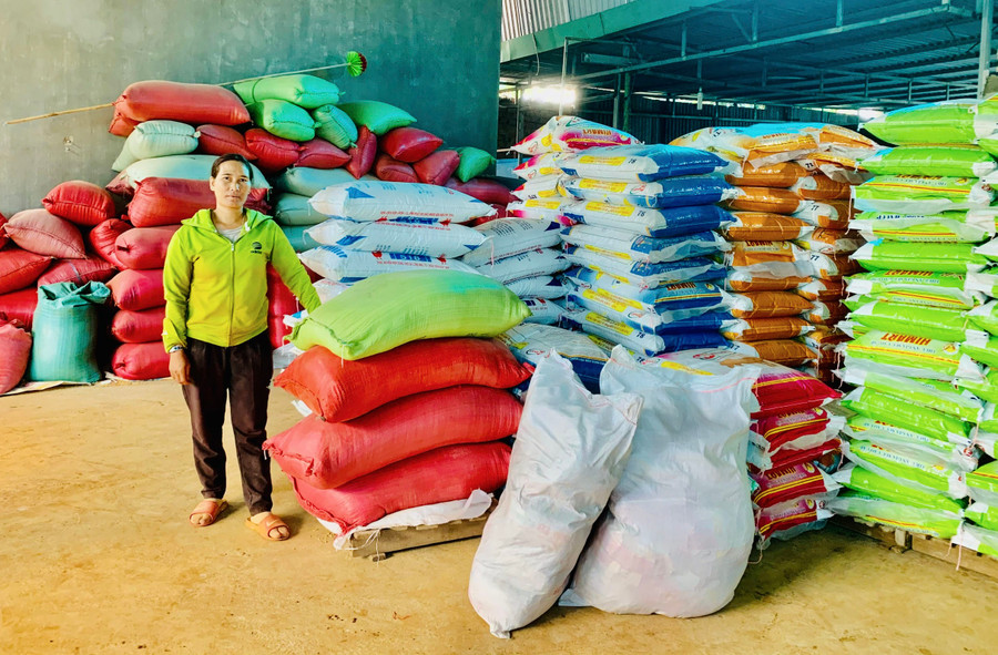 Chị Sáu kinh doanh thêm thức ăn chăn nuôi để có thu nhập và giúp bà con mua nợ không tính lãi. Ảnh: Nhật Hào Chị Sáu kinh doanh thêm thức ăn chăn nuôi để có thu nhập và giúp bà con mua nợ không tính lãi. Ảnh: Nhật Hào