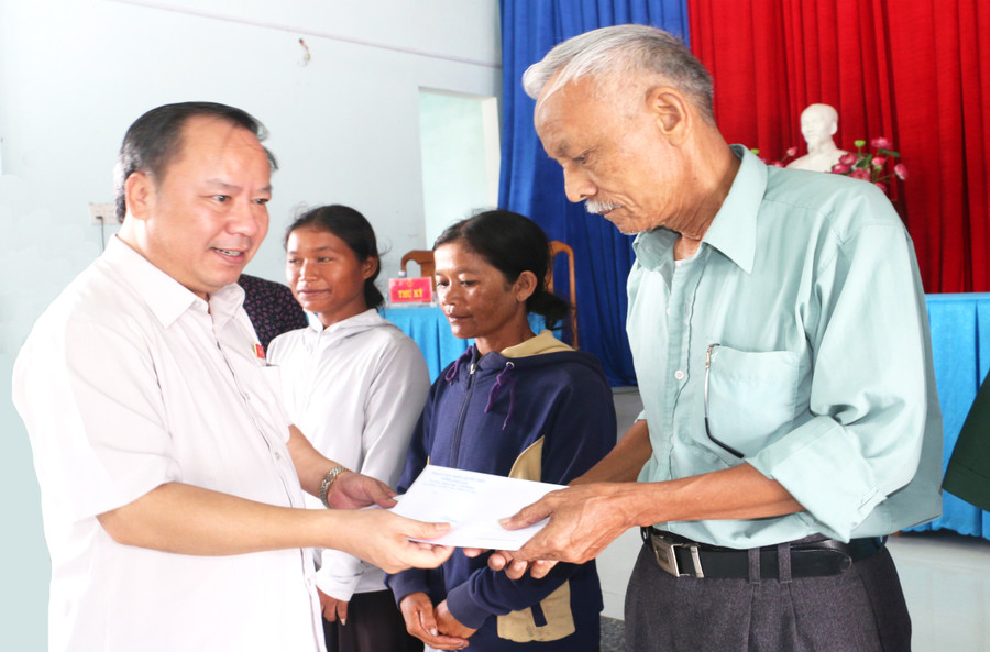 Phó Bí thư Thường trực Tỉnh ủy, Trưởng đoàn đại biểu Quốc hội tỉnh Châu Ngọc Tuấn tặng quà cho các gia đình chính sách, người có công trên địa bàn huyện Ia Pa. Ảnh: Quang Tấn