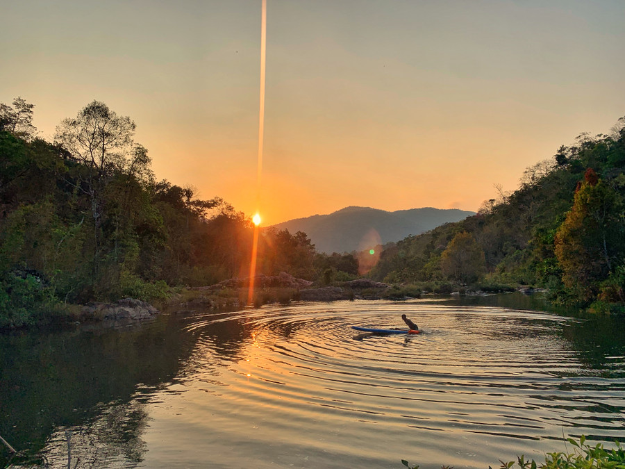 Ngắm hoàng hôn giữa rừng từ hồ nước dưới chân thác. Ảnh: Hoàng Ngọc Ngắm hoàng hôn giữa rừng từ hồ nước dưới chân thác. Ảnh: Hoàng Ngọc