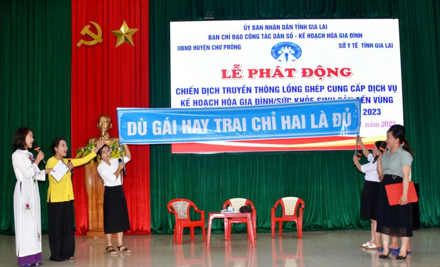 Tiểu phẩm “Dù gái hay trai chỉ hai là đủ” do cán bộ, nhân viên Trung tâm Y tế huyện Chư Prông thực hiện trong chiến dịch truyền thông KHHGĐ. Ảnh: Đinh Yến