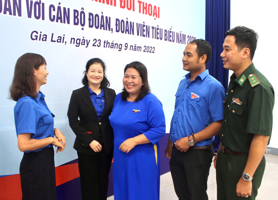 Bí thư Tỉnh Đoàn Hà Thị Giang Thảo (ở giữa) trao đổi, lắng nghe ý kiến của cán bộ Đoàn các cấp. Ảnh: Phan Lài Bí thư Tỉnh Đoàn Hà Thị Giang Thảo (ở giữa) trao đổi, lắng nghe ý kiến của cán bộ Đoàn các cấp. Ảnh: Phan Lài