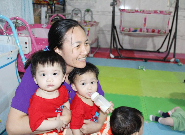Một tình nguyện viên chăm sóc các bé tại Mái ấm Tín Thác