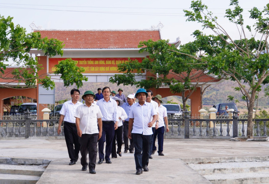 Ủy viên Ban Chấp hành Trung ương Đảng, Bí thư Tỉnh ủy, Chủ tịch HĐND tỉnh Hồ Văn Niên (hàng đầu, bên phải) cùng đoàn công tác thăm Di tích lịch sử cấp tỉnh nơi thành lập Chi bộ Đảng đầu tiên của huyện Krông Pa. Ảnh: Đức Thụy