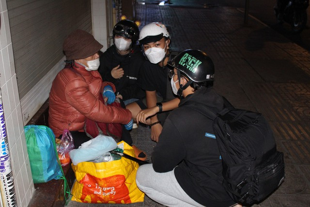 Ca sĩ Maria Helene Nguyệt ngủ ở vỉa hè đường Phan Đình Phùng tâm sự với nhóm phát cháo đêm Ca sĩ Maria Helene Nguyệt ngủ ở vỉa hè đường Phan Đình Phùng tâm sự với nhóm phát cháo đêm