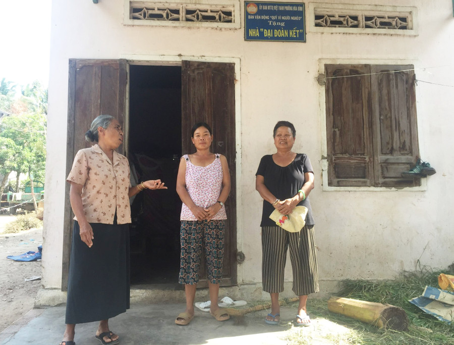 Ban vận động Quỹ vì người nghèo phường Hòa Bình hỗ trợ xây dựng nhà Đại Đoàn kết cho hộ nghèo. Ảnh: Nguyễn Diệp Ban vận động Quỹ vì người nghèo phường Hòa Bình hỗ trợ xây dựng nhà Đại Đoàn kết cho hộ nghèo. Ảnh: Nguyễn Diệp