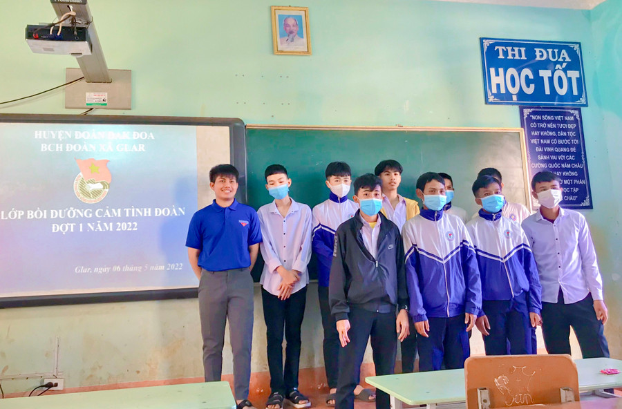 Anh Y Minh Sơn (bìa trái) tại một lớp bồi dưỡng do Đoàn xã Glar tổ chức (ảnh nhân vật cung cấp). Anh Y Minh Sơn (bìa trái) tại một lớp bồi dưỡng do Đoàn xã Glar tổ chức (ảnh nhân vật cung cấp).