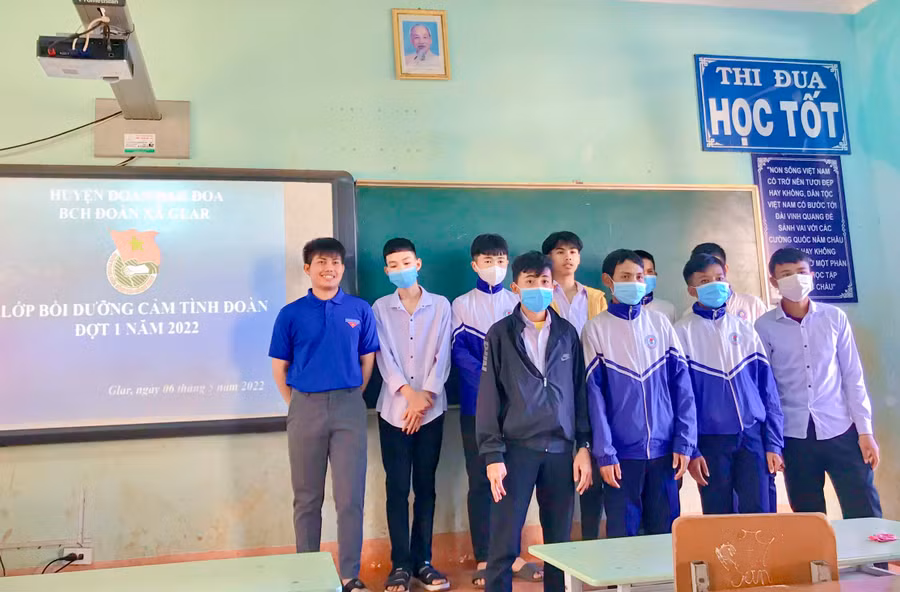 Anh Y Minh Sơn (bìa trái) tại một lớp bồi dưỡng do Đoàn xã Glar tổ chức (ảnh nhân vật cung cấp).
