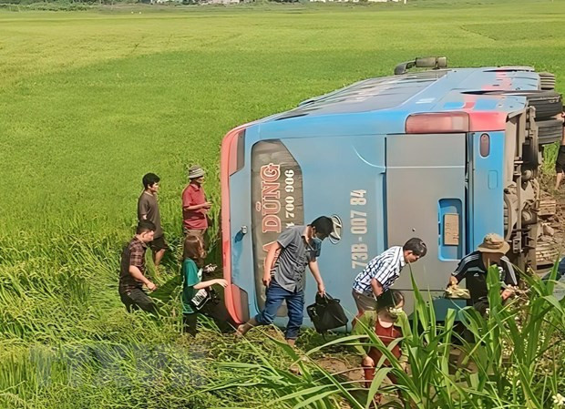 Hiện trường vụ lật xe khách. Ảnh: TTXVN phát Hiện trường vụ lật xe khách. Ảnh: TTXVN phát