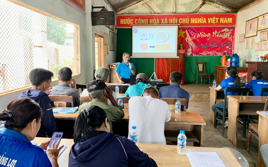 UBND phường Thắng Lợi phối hợp với cơ quan BHXH tỉnh tổ chức tuyên truyền chính sách BHXH tự nguyện, BHYT hộ gia đình đến người dân trên địa bàn ngày 26-3. Ảnh: Như Nguyện UBND phường Thắng Lợi phối hợp với cơ quan BHXH tỉnh tổ chức tuyên truyền chính sách BHXH tự nguyện, BHYT hộ gia đình đến người dân trên địa bàn ngày 26-3. Ảnh: Như Nguyện