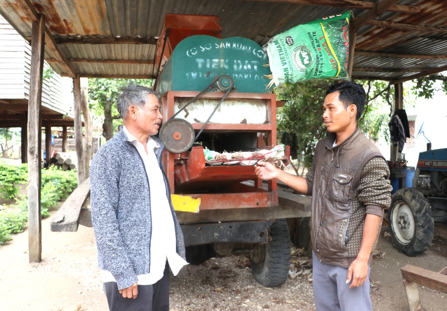 Gia đình ông Đinh A Rơh (bìa trái, làng Nhang Lớn, xã Đak Kơ Ning) đầu tư máy móc phục vụ sản xuất nông nghiệp góp phần nâng cao thu nhập. Ảnh: Ngọc Minh Gia đình ông Đinh A Rơh (bìa trái, làng Nhang Lớn, xã Đak Kơ Ning) đầu tư máy móc phục vụ sản xuất nông nghiệp góp phần nâng cao thu nhập. Ảnh: Ngọc Minh