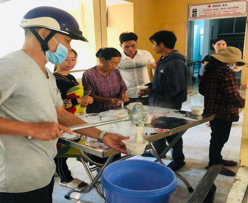 Anh Nguyễn Văn Tiến (số nhà 233 Hùng Vương, thị trấn Phú Thiện) múc cháo phát cho bệnh nhân tại Trung tâm Y tế huyện Phú Thiện. Ảnh: Nhân vật cung cấp Anh Nguyễn Văn Tiến (số nhà 233 Hùng Vương, thị trấn Phú Thiện) múc cháo phát cho bệnh nhân tại Trung tâm Y tế huyện Phú Thiện. Ảnh: Nhân vật cung cấp