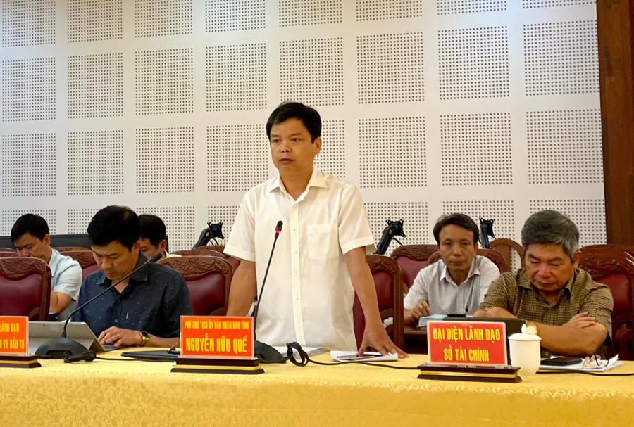 Phó Chủ tịch UBND tỉnh Nguyễn Hữu Quế phát biểu tại buổi làm việc với đoàn giám sát của HĐND tỉnh về tình hình triển khai các dự án đầu tư giai đoạn 2018-2022. Ảnh: Hà Duy