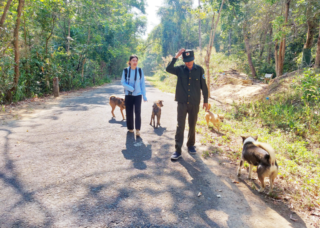 Các chú chó luôn đồng hành cùng ông Sốp trong những chuyến tuần tra. Các chú chó luôn đồng hành cùng ông Sốp trong những chuyến tuần tra.