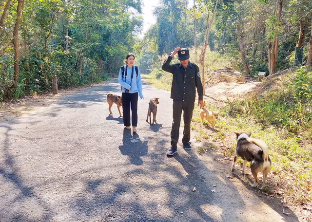 Các chú chó luôn đồng hành cùng ông Sốp trong những chuyến tuần tra.