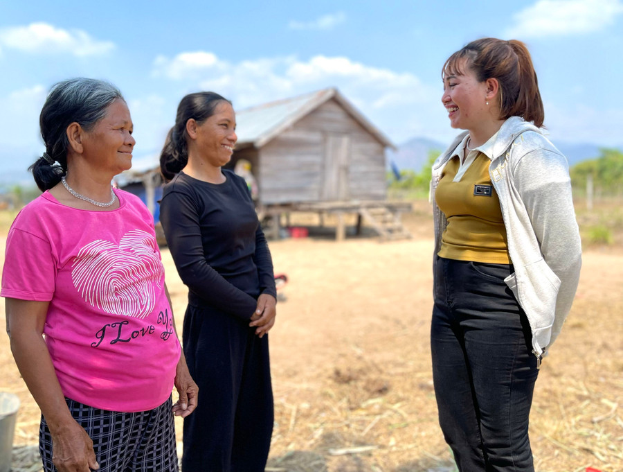 Chị Rơ Chăm H'Vót-Trưởng Ban công tác Mặt trận buôn Ia Rnho, xã Đất Bằng (huyện Krông Pa) tích cực vận động người dân tham gia giữ vệ sinh môi trường, di dời chuồng trại chăn nuôi ra xa nhà. Ảnh: Nguyễn Chi Chị Rơ Chăm H'Vót-Trưởng Ban công tác Mặt trận buôn Ia Rnho, xã Đất Bằng (huyện Krông Pa) tích cực vận động người dân tham gia giữ vệ sinh môi trường, di dời chuồng trại chăn nuôi ra xa nhà. Ảnh: Nguyễn Chi