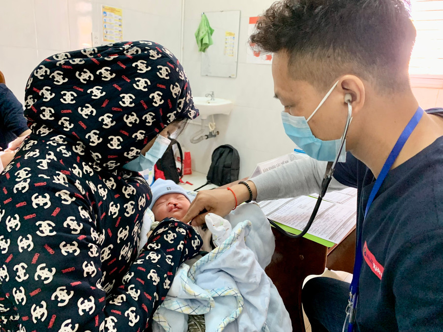 Các y, bác sĩ khám sàng lọc cho một bệnh nhi. Ảnh: Như Nguyện Các y, bác sĩ khám sàng lọc cho một bệnh nhi. Ảnh: Như Nguyện