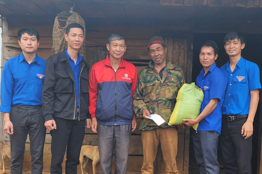 Đoàn xã Ia Drăng (huyện Chư Prông) hỗ trợ người dân có hoàn cảnh khó khăn. Ảnh: Anh Huy Đoàn xã Ia Drăng (huyện Chư Prông) hỗ trợ người dân có hoàn cảnh khó khăn. Ảnh: Anh Huy