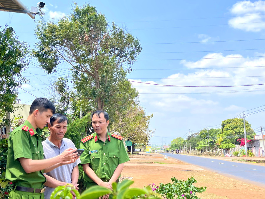 Công an thị trấn Phú Hòa cùng người dân theo dõi hình ảnh ghi nhận qua camera giám sát an ninh. Ảnh: Minh Phương Công an thị trấn Phú Hòa cùng người dân theo dõi hình ảnh ghi nhận qua camera giám sát an ninh. Ảnh: Minh Phương
