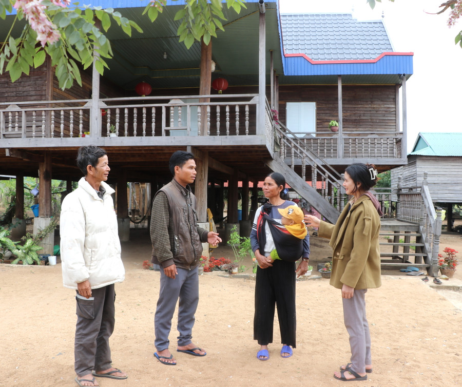 Cán bộ làng Nhang Lớn (xã Đak Kơ Ning, huyện Kông Chro) vận động người dân chung tay xây dựng làng nông thôn mới. Ảnh: Ngọc Minh Cán bộ làng Nhang Lớn (xã Đak Kơ Ning, huyện Kông Chro) vận động người dân chung tay xây dựng làng nông thôn mới. Ảnh: Ngọc Minh