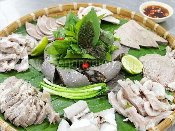 Lòng lợn là loại thực phẩm dễ bị nhiễm khuẩn dù bạn đã làm sạch, chế biến và bảo quản cẩn thận đến mức nào. Món ăn này để qua đêm rất dễ bị ôi thiu hay có mùi khó chịu. Cách tốt nhất là nên mua một lượng vừa đủ và ăn hết trong bữa. Nếu còn thừa nên đổ đi. Ảnh minh họa: Internet Lòng lợn là loại thực phẩm dễ bị nhiễm khuẩn dù bạn đã làm sạch, chế biến và bảo quản cẩn thận đến mức nào. Món ăn này để qua đêm rất dễ bị ôi thiu hay có mùi khó chịu. Cách tốt nhất là nên mua một lượng vừa đủ và ăn hết trong bữa. Nếu còn thừa nên đổ đi. Ảnh minh họa: Internet