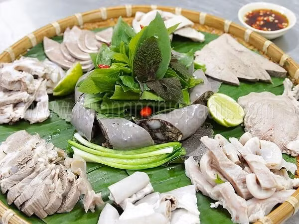 Lòng lợn là loại thực phẩm dễ bị nhiễm khuẩn dù bạn đã làm sạch, chế biến và bảo quản cẩn thận đến mức nào. Món ăn này để qua đêm rất dễ bị ôi thiu hay có mùi khó chịu. Cách tốt nhất là nên mua một lượng vừa đủ và ăn hết trong bữa. Nếu còn thừa nên đổ đi. Ảnh minh họa: Internet