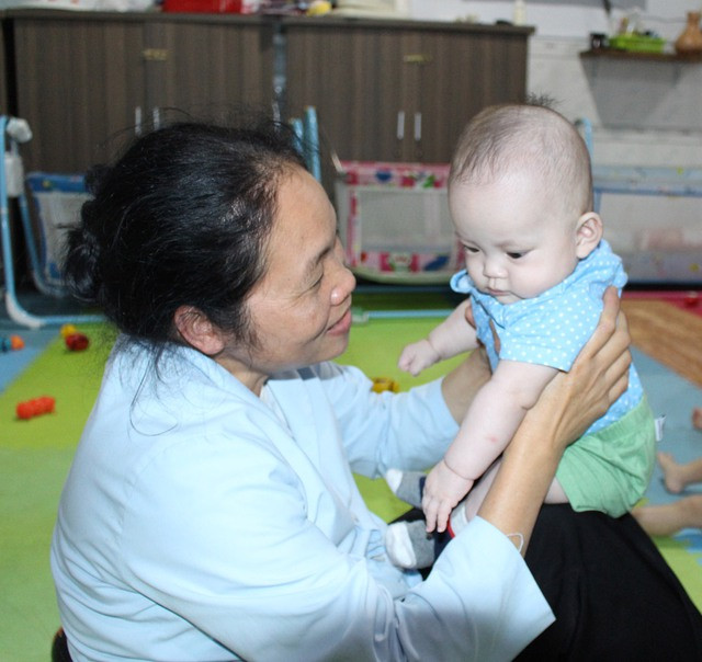 Sơ Phương chơi đùa với một bé. Ảnh: Quang Viên