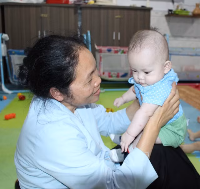 Sơ Phương chơi đùa với một bé. Ảnh: Quang Viên