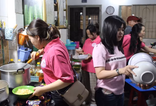 Nhóm thiện nguyện vào bếp nấu mì cho các cụ ăn trưa. Ảnh: Quang Viên