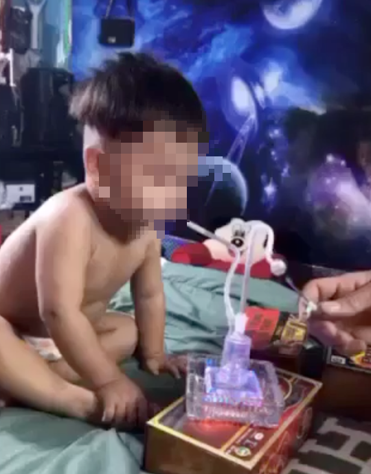 Công an TP HCM thông tin chính thức vụ clip nghi ép bé 3 tuổi hút ma túy đá - Ảnh 1. Clip gây phẫn nộ trên mạng