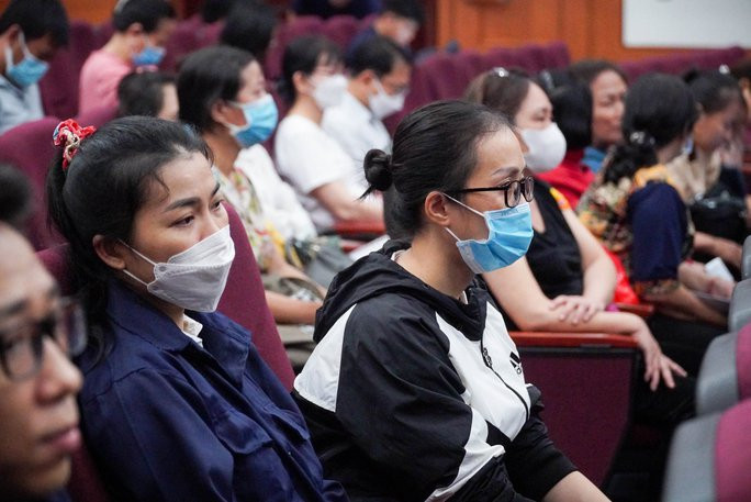 Hình ảnh mới nhất của vợ chồng cựu CEO Alibaba Nguyễn Thái Luyện - Ảnh 6. Bị cáo Võ Thị Thanh Mai (vợ Luyện, bên phải) được tại ngoại.