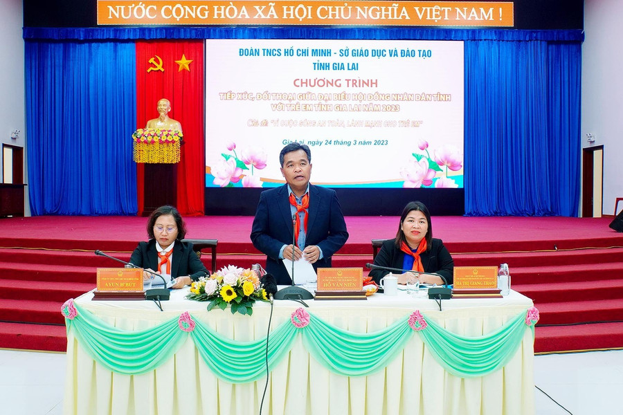 Bí thư Tỉnh ủy, Chủ tịch HĐND tỉnh Hồ Văn Niên (ở giữa) cùng Phó Chủ tịch HĐND tỉnh Ayun H&apos;Bút (bìa trái), Bí thư Tỉnh Đoàn Hà Thị Giang Thảo (bìa phải) chủ trì chương trình tiếp xúc, đối thoại. Ảnh: Đức Thụy
