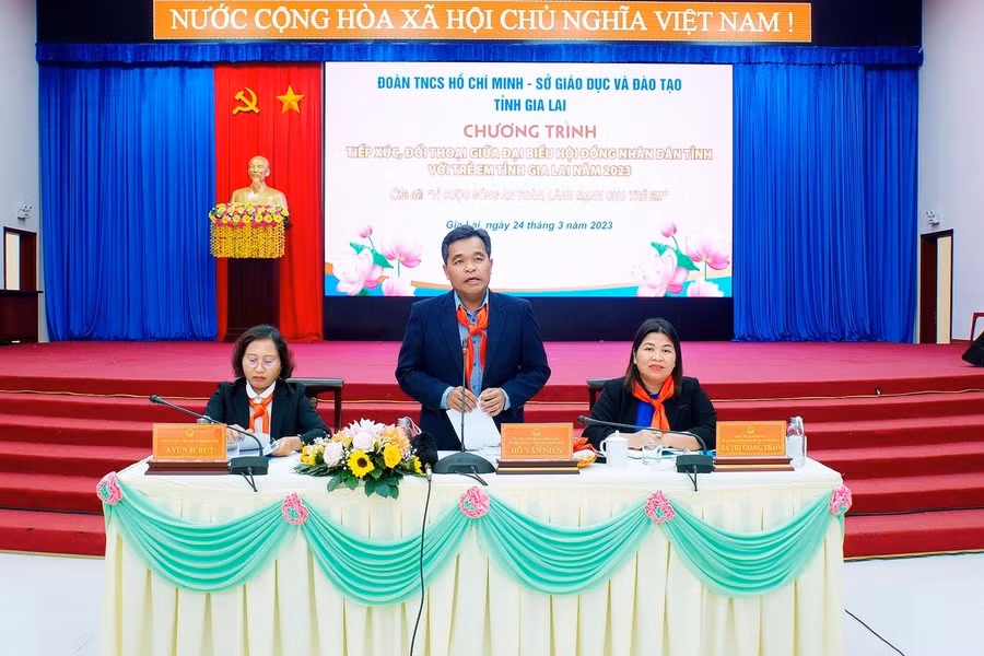 Bí thư Tỉnh ủy, Chủ tịch HĐND tỉnh Hồ Văn Niên (ở giữa) cùng Phó Chủ tịch HĐND tỉnh Ayun H'Bút (bìa trái), Bí thư Tỉnh Đoàn Hà Thị Giang Thảo (bìa phải) chủ trì chương trình tiếp xúc, đối thoại. Ảnh: Đức Thụy