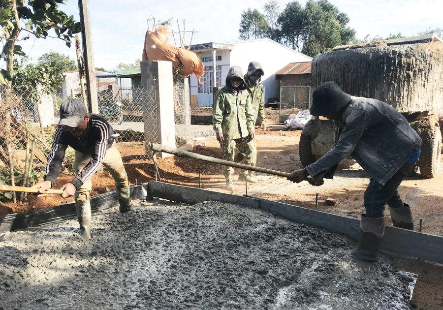 Người dân xã Ia Băng làm đường giao thông nông thôn. Ảnh: Nguyễn Diệp