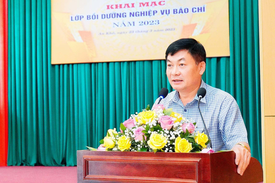 Nhà báo Huỳnh Kiên-Tổng Biên tập Báo Gia Lai, Chủ tịch Hội Nhà báo tỉnh phát biểu khai mạc lớp bồi dưỡng nghiệp vụ báo chí tại thị xã An Khê. Ảnh: Đức Thụy Nhà báo Huỳnh Kiên-Tổng Biên tập Báo Gia Lai, Chủ tịch Hội Nhà báo tỉnh phát biểu khai mạc lớp bồi dưỡng nghiệp vụ báo chí tại thị xã An Khê. Ảnh: Đức Thụy