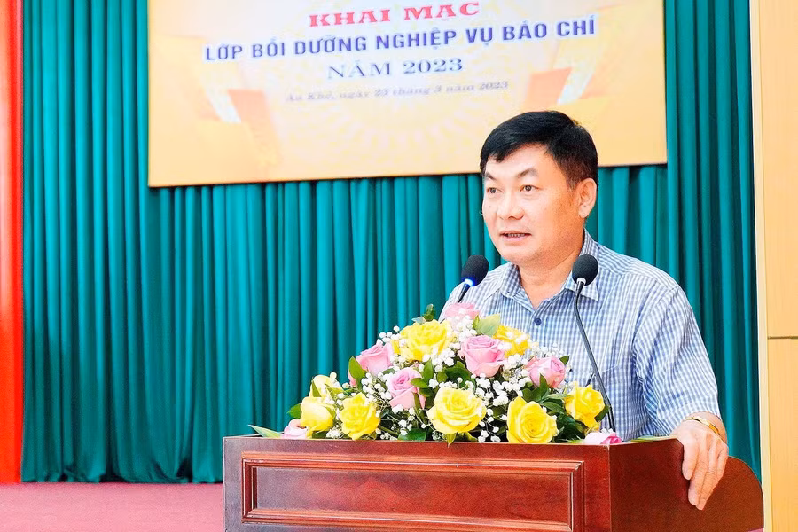 Nhà báo Huỳnh Kiên-Tổng Biên tập Báo Gia Lai, Chủ tịch Hội Nhà báo tỉnh phát biểu khai mạc lớp bồi dưỡng nghiệp vụ báo chí tại thị xã An Khê. Ảnh: Đức Thụy