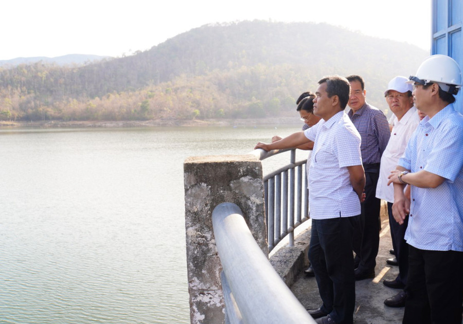 Đoàn công tác do Bí thư Tỉnh ủy Hồ Văn Niên dẫn đầu đi kiểm tra thực tế công trình thủy lợi Ia Mlah. Ảnh: Đức Thụy