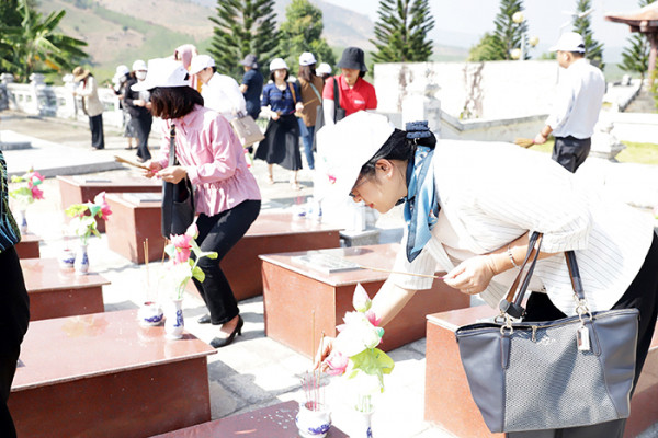 Du khách thắp hương tri ân các anh hùng liệt sĩ. Du khách thắp hương tri ân các anh hùng liệt sĩ.