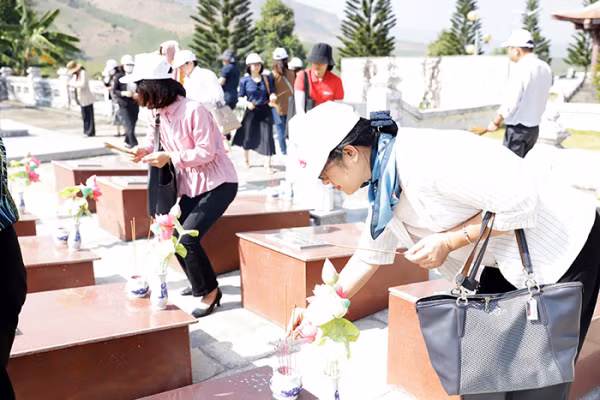 Du khách thắp hương tri ân các anh hùng liệt sĩ. Du khách thắp hương tri ân các anh hùng liệt sĩ.