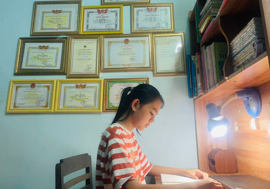 Em Lê Ngọc Khánh Vân luôn giữ thói quen đọc sách mỗi ngày. Ảnh: Vũ Chi Em Lê Ngọc Khánh Vân luôn giữ thói quen đọc sách mỗi ngày. Ảnh: Vũ Chi